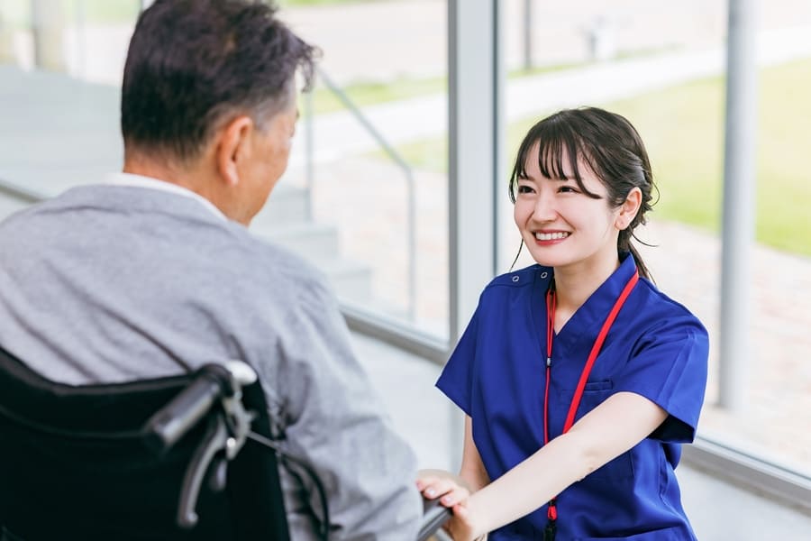 介護現場での機能性と快適性を兼ね備えたワークウェアの重要性